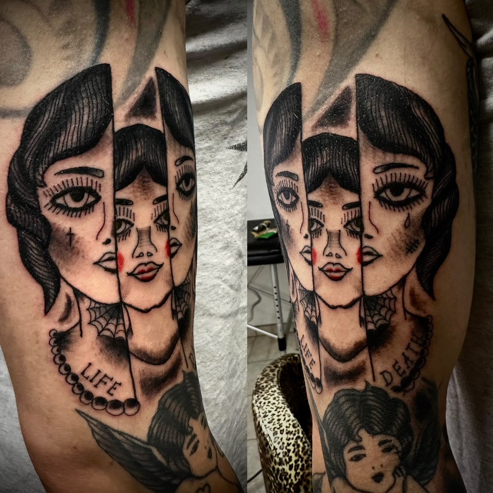 Zwei Ansichten eines Tattoos mit drei versetzten Frauengesichtern, schwarzen Schattierungen und roten Akzenten.